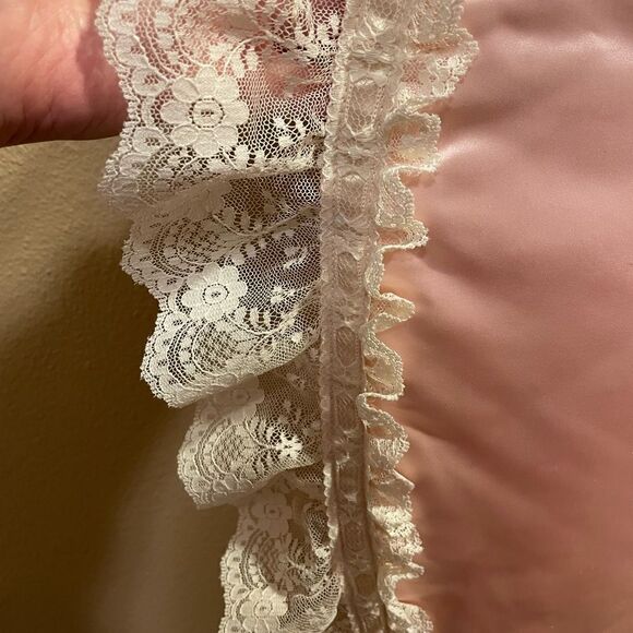 Tree Skirt Vintage Pink and White Satin with a Lace Border 40 inches Round - Picture 5 of 16